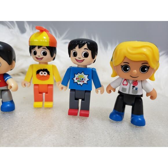Lot Of 8, 2.5” Ryans World Lego Figures Loose - Picture 2 of 10